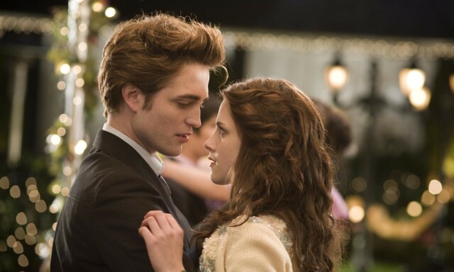KJÆRLIGHET: Romansen mellom Edward Cullen og Bella Swan engasjerte en hel verden. Nå er huset der Bella bodde lagt ut på Airbnb. Foto: NTB Scanpix KJÆRLIGHET: Romansen mellom Edward Cullen og Bella Swan engasjerte en hel verden. Nå er huset der Bella bodde lagt ut på Airbnb. Foto: NTB Scanpix